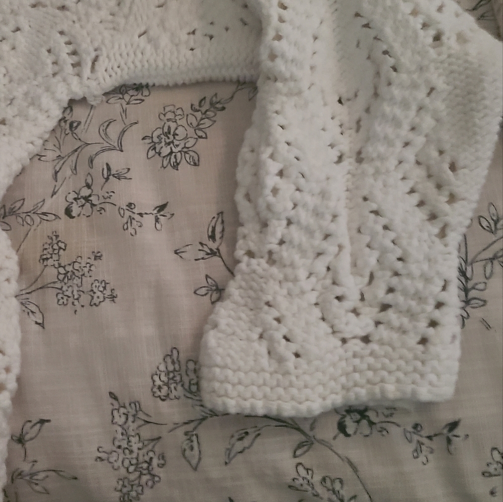 Beautiful 525 sweater w hood. Hp🔥🔥🔥 - Picture 5 of 10